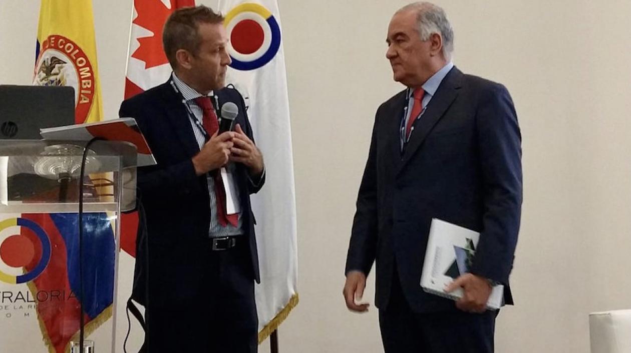 Marcel Lebleu, Embajador de  Canadá entregó al Contralor Edgardo Maya nuevos instrumentos para el fortalecimiento del control fiscal ambiental.