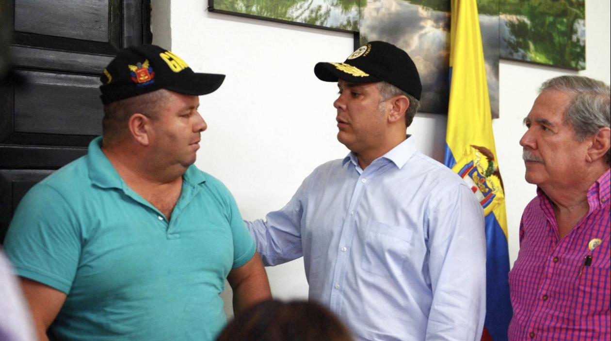El liberado, Floriberto Díaz, el Presidente Duque y el Ministro Botero.