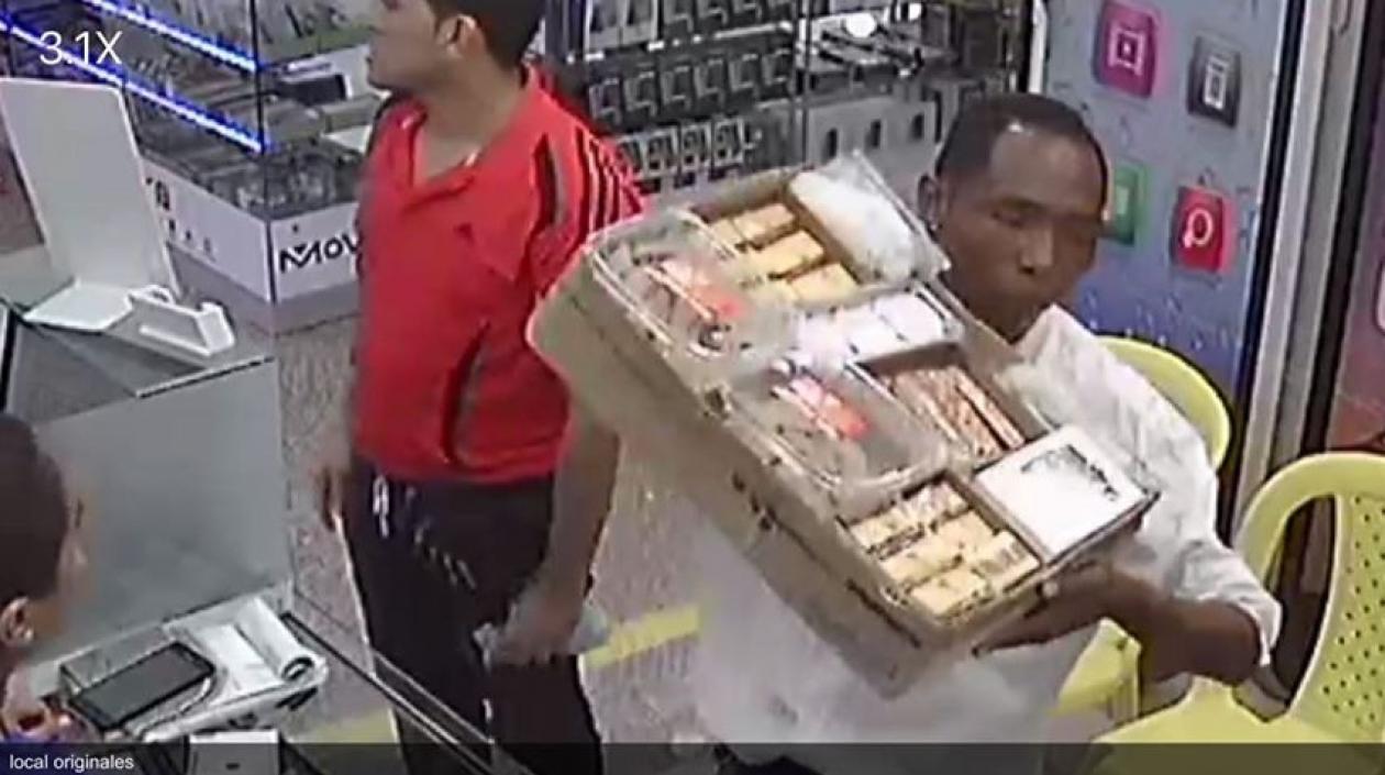 Este es el vendedor ambulante que se robó el celular. 