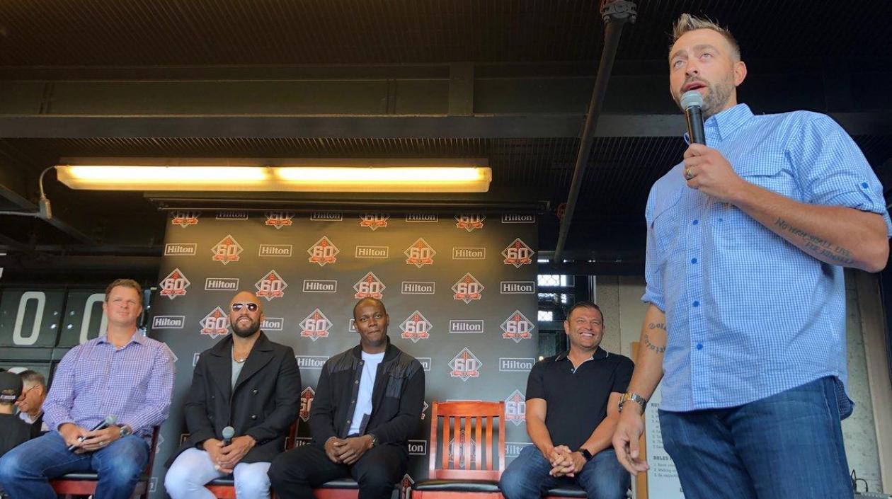 Édgar Rentería entre los homenajeados de los Gigantes. 