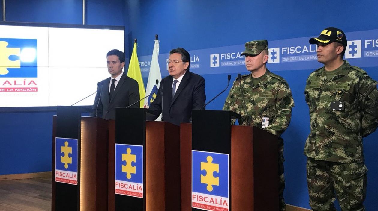 El director del Invima, Javier Humberto Guzmán; el Fiscal Néstor Humberto Martínez, y un oficial del Ejército.