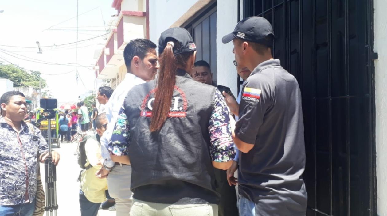 En los exteriores de la residencia del 'Nene' Pérez, los agentes del CTI esperan la salida del alcalde cienaguero. 