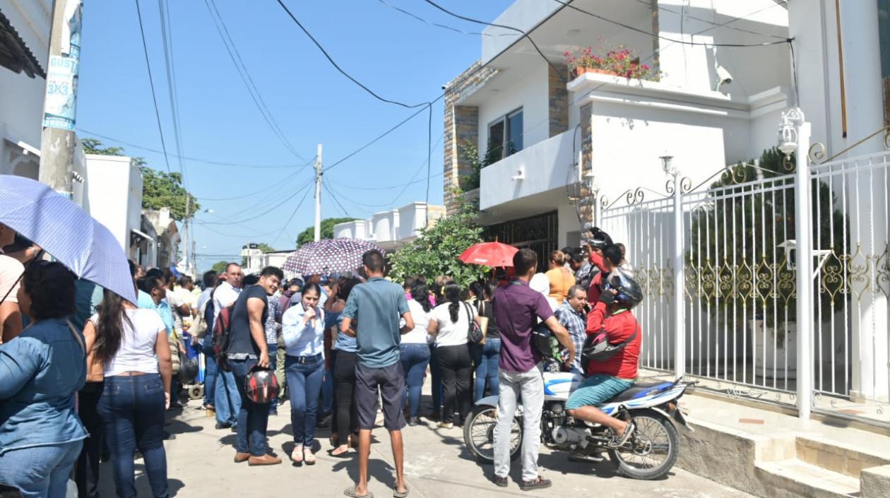 Así está la parte exterior de la casa del Alcalde de Ciénaga, Edgardo Pérez Díaz.
