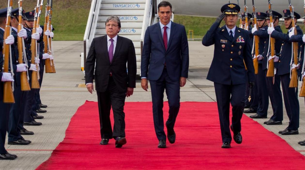 El ministro de Relaciones Exteriores de Colombia, Carlos Holmes y el Presidente de España, Pedro Sánchez.