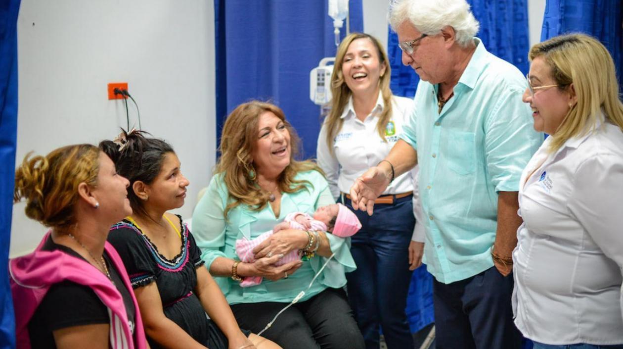 El Alcalde y la primera gestora con la bebita y su mamá.