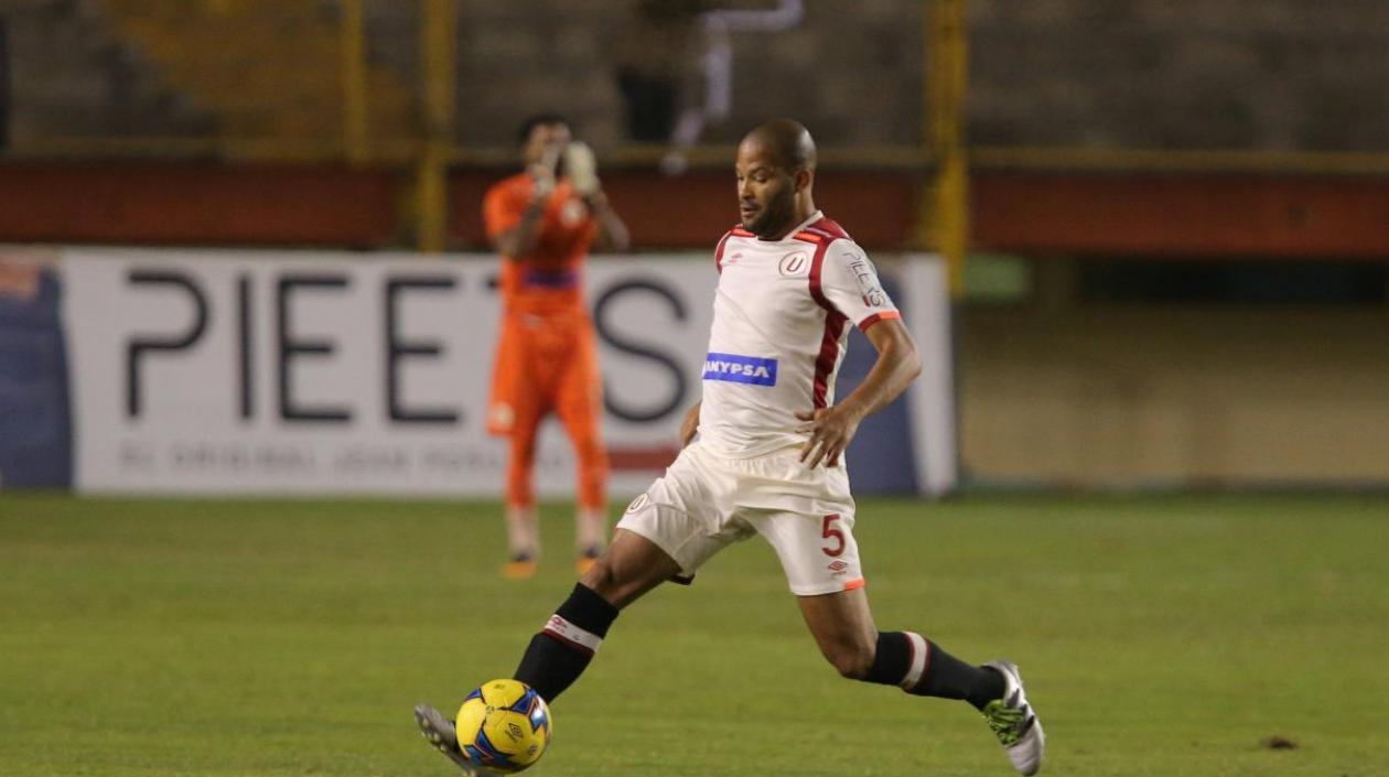 Alberto Rodríguez, defansa peruano. 