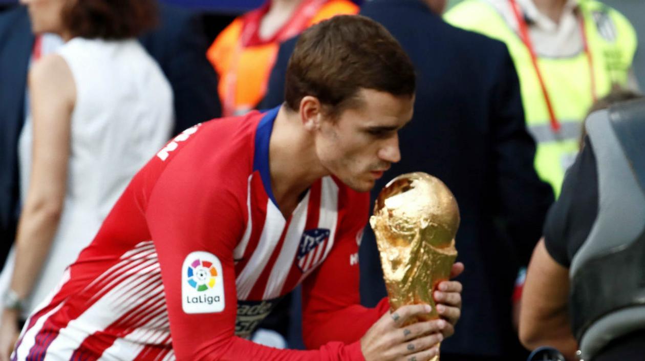 Antoine Griezmann con la Copa del Mundo. 