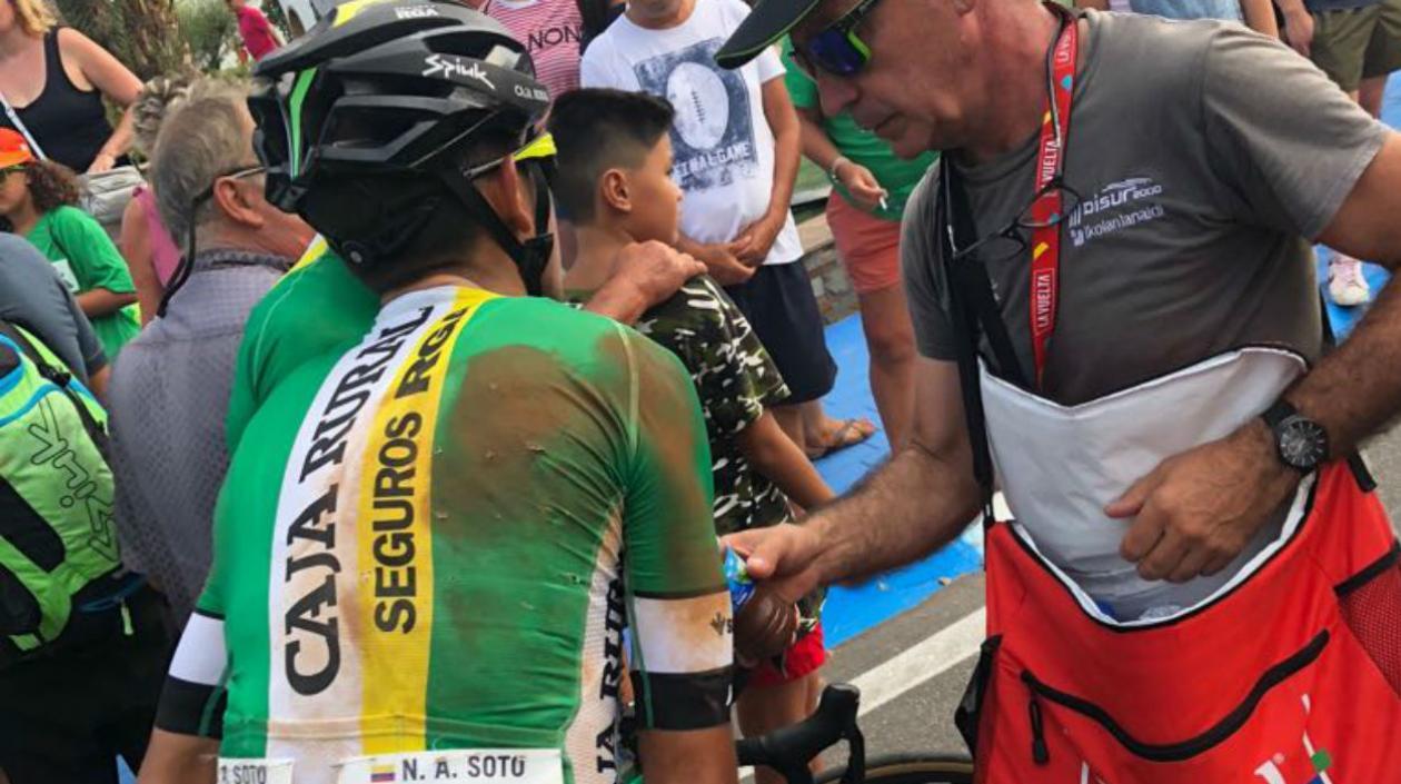 Nelson Soto tras llegar a la meta golpeado por la caída. 