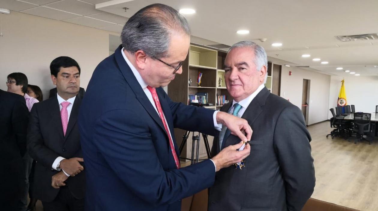 Procurador General de la Nación, Fernando Carrillo Flórez, impone medalla al Contralor General de la República, Edgardo Maya Villazón.