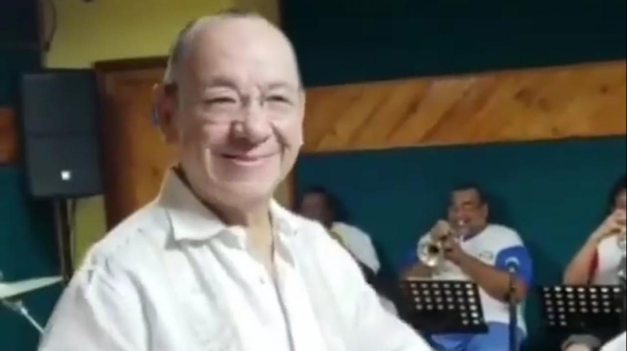 El locutor Álvaro Barbosa Calado.