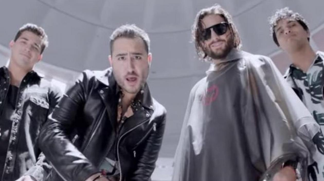 El grupo de Reik y el cantante Maluma.