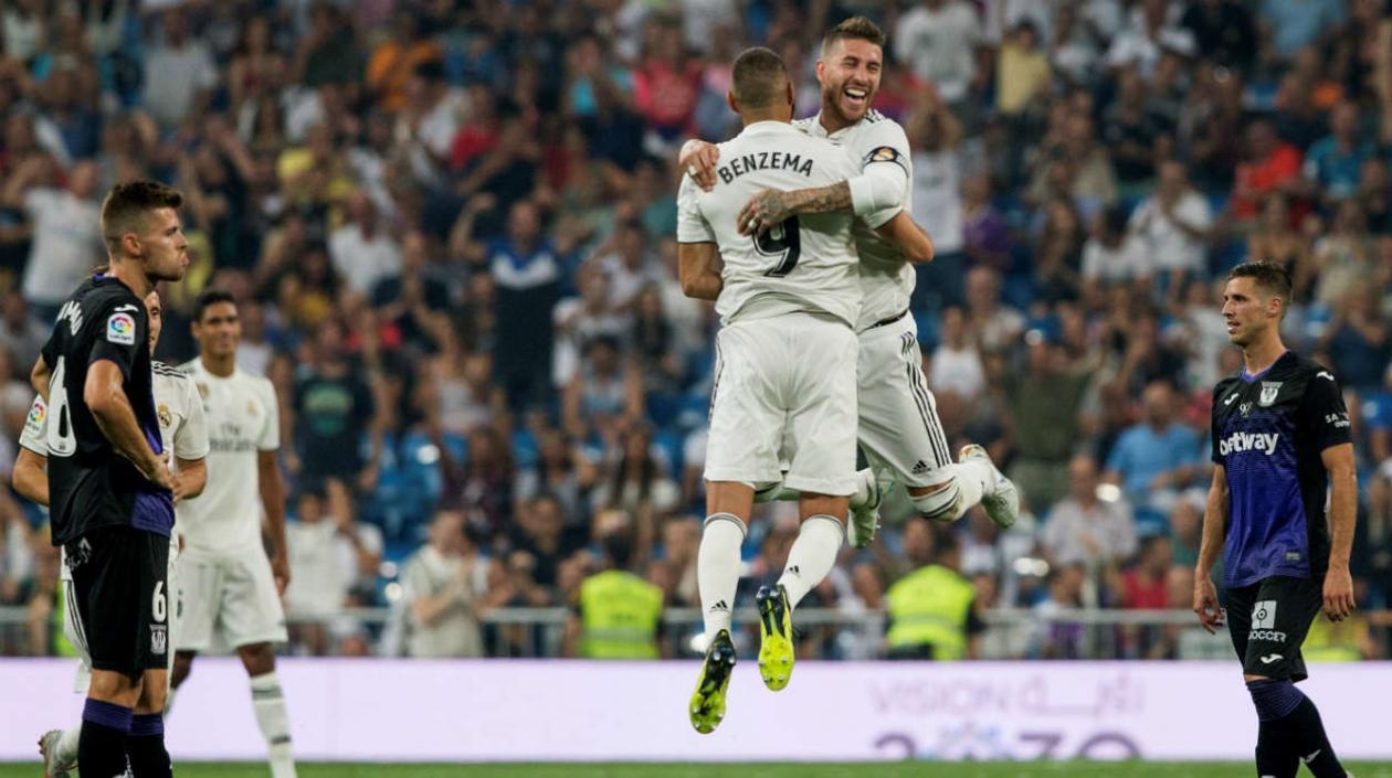 Karin Benzema celebra con Sergio Ramos. 