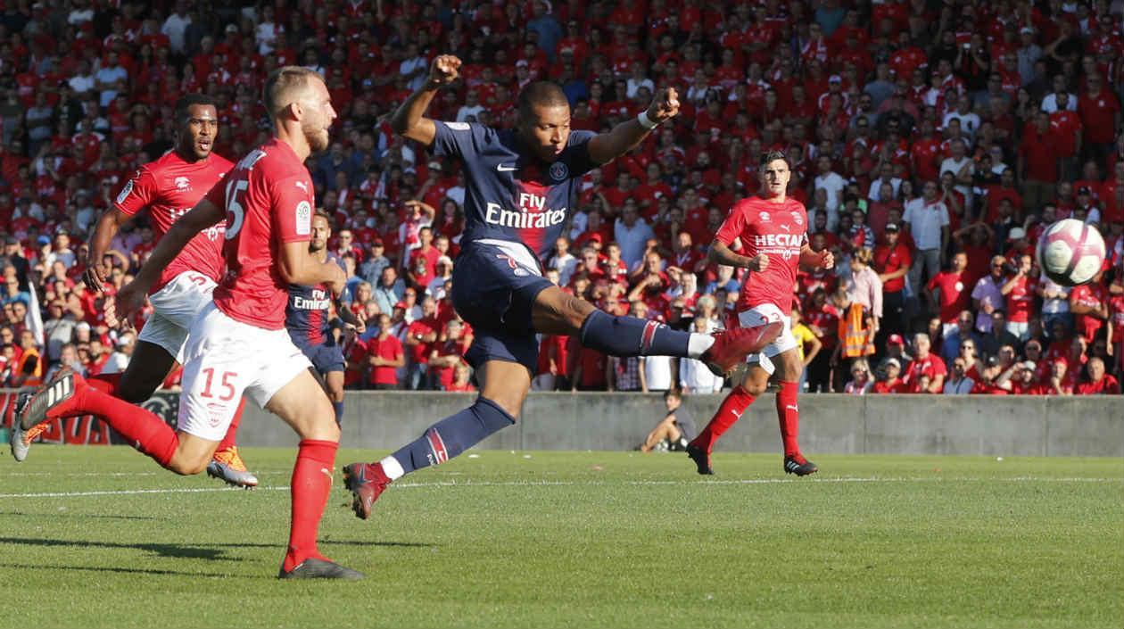 Kylian Mbappe anotó de esta forma el tercer gol del PSG. 