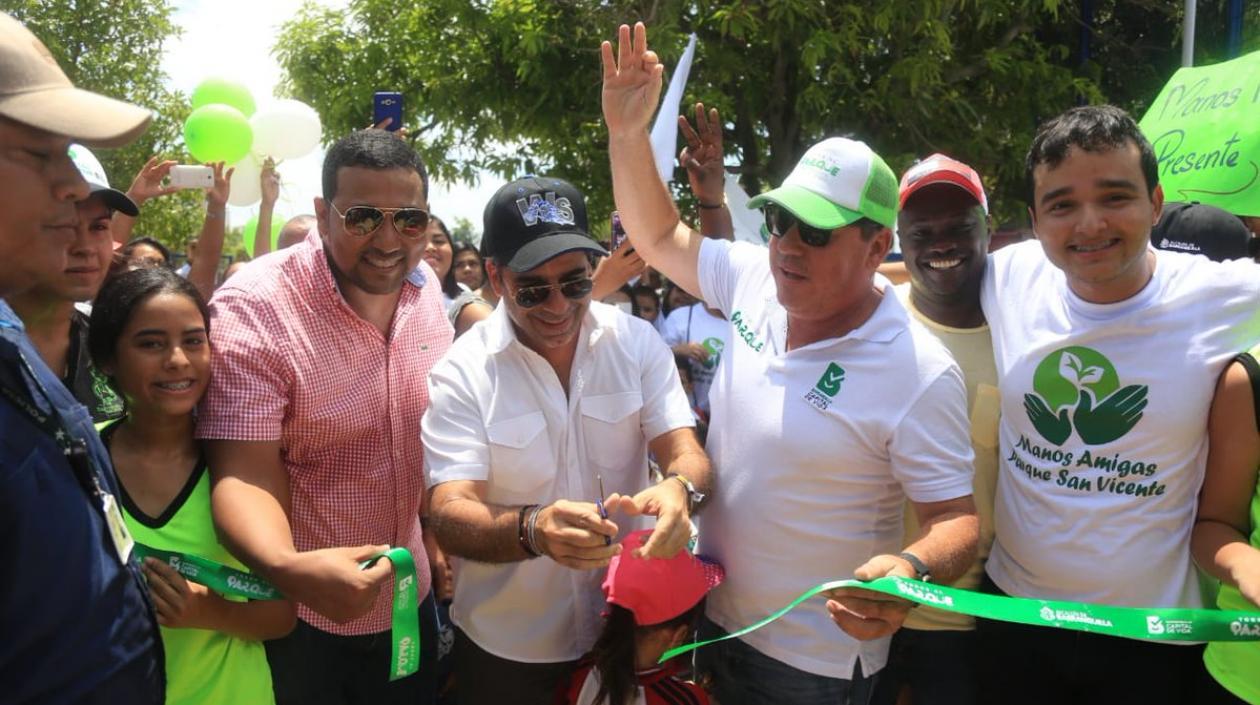 El Alcalde Alejandro Char junto al presidente del Concejo, Óscar Galán (i) y el gerente de la Agencia Distrital de Infraestructura, Alberto Salah (d). 