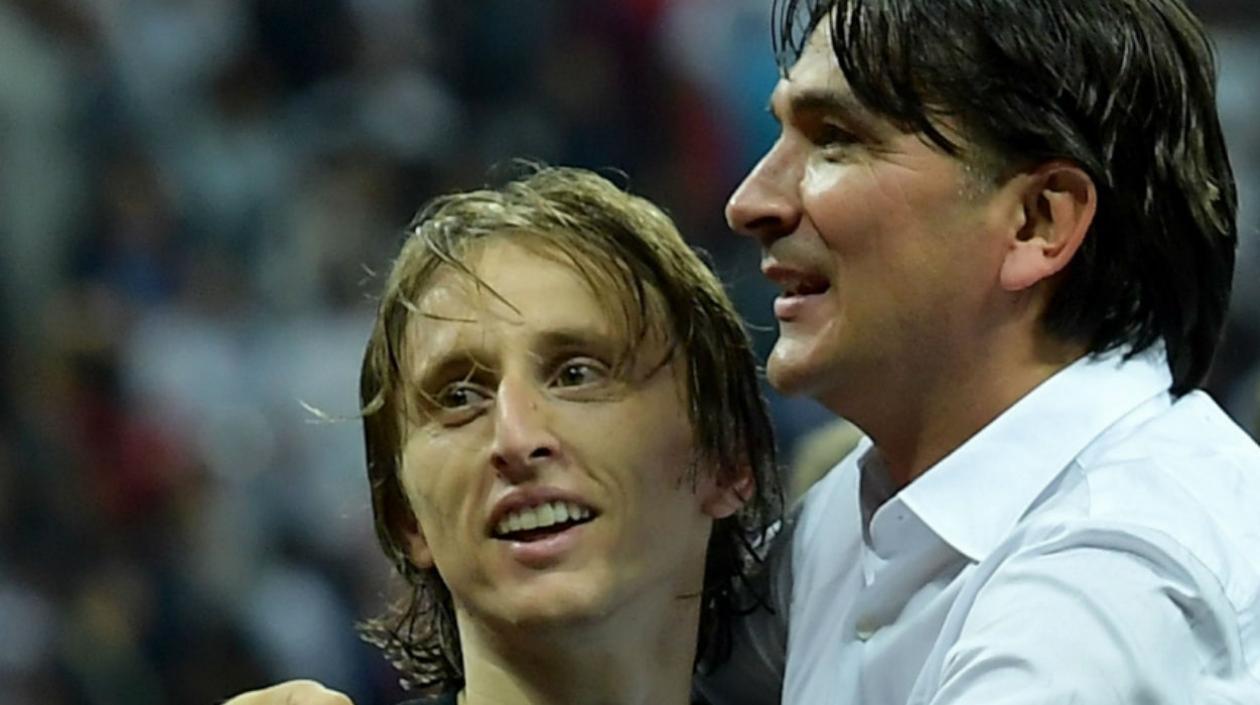 Zlatko Dalic se abraza con Luca Modric. 