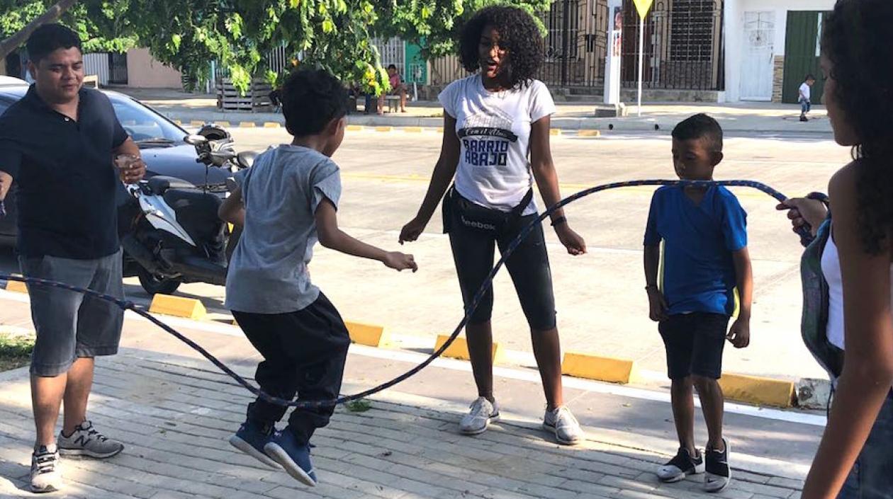 Los niños jugando la cuerda.