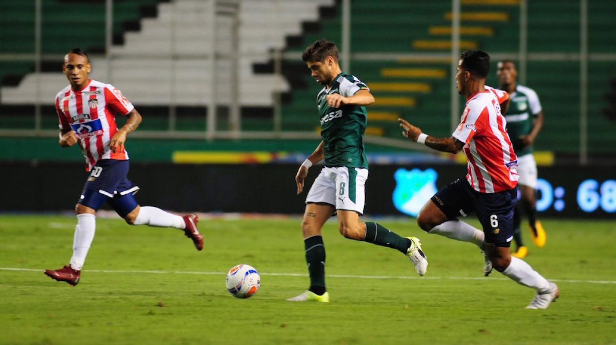 Matías Cabrera intentando superar la marca de James Sánchez y Jarlan Barrera.