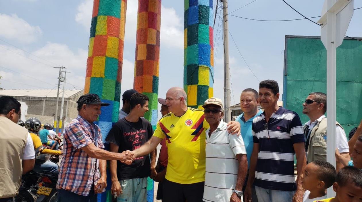 El empresario Christian Daes dialogando con habitantes del sector.