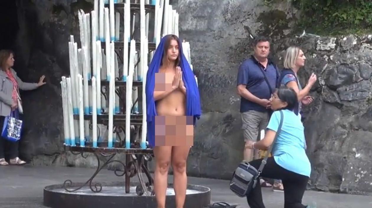 La artista franco-luxemburguesa Déborah de Robertis  se desnudó en la Gruta de las Apariciones del Santuario de Lourdes.