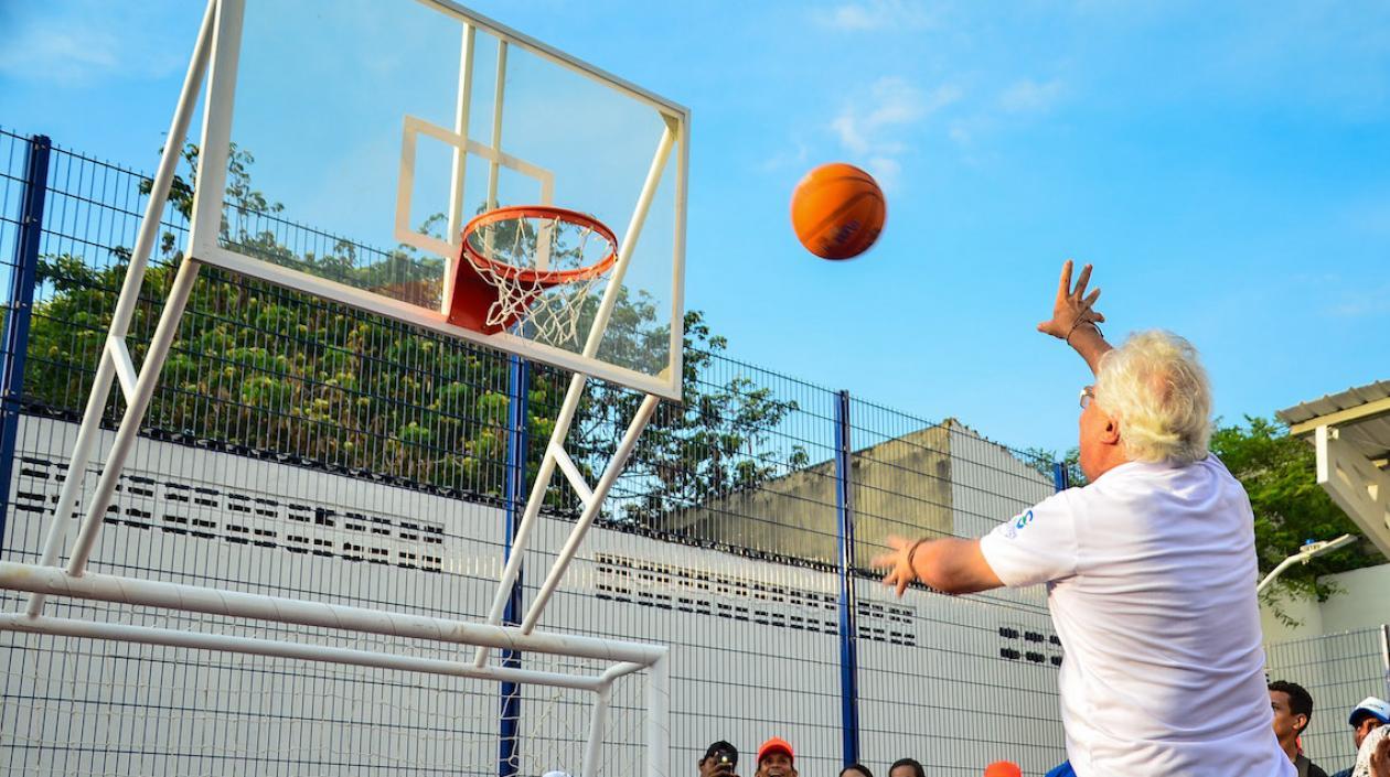 El Alcalde Joao Herrera, encestando durante la inauguración.