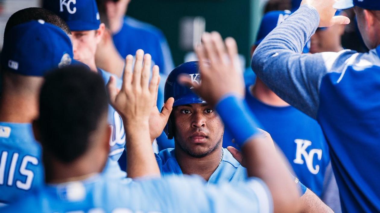 Meibrys Viloria es felicitado por sus compañeros. 