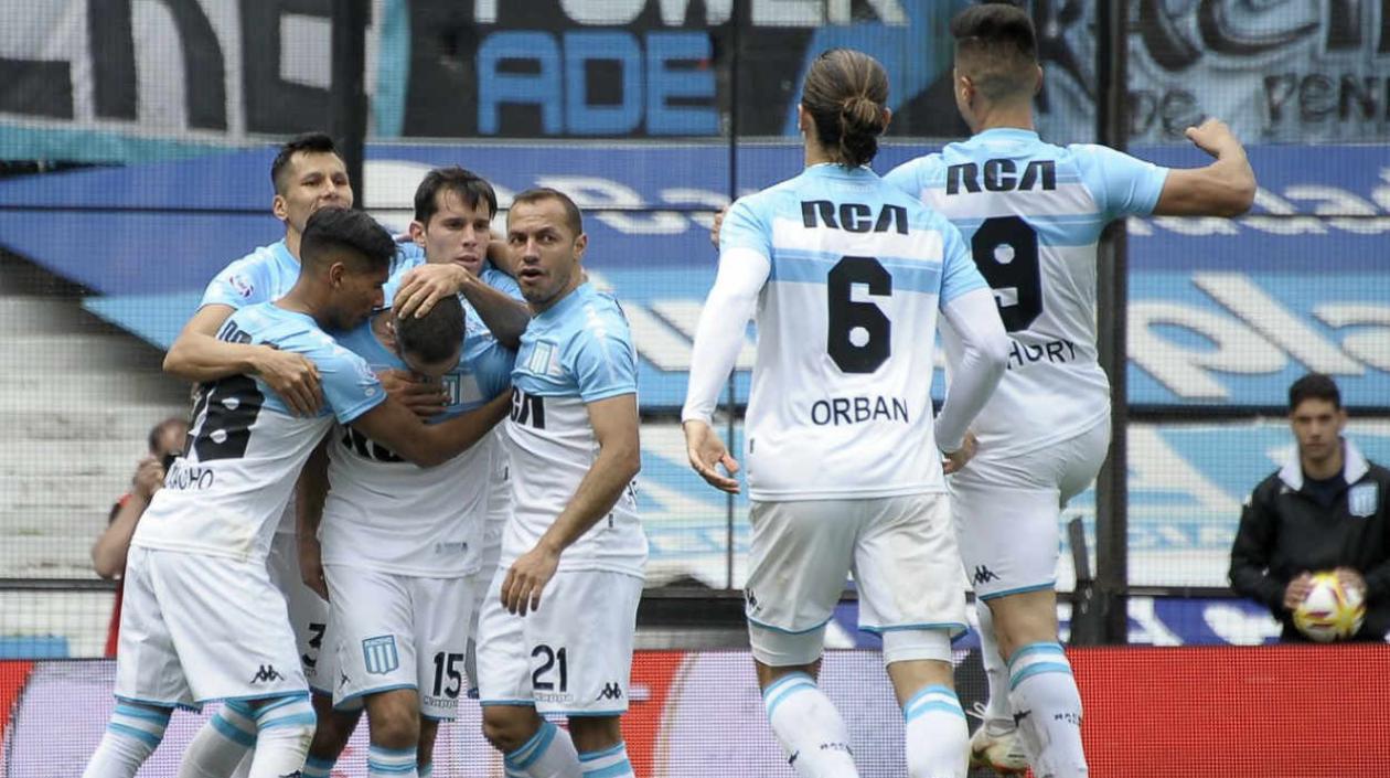 Jugadores de Racing celebran una de las anotaciones. 
