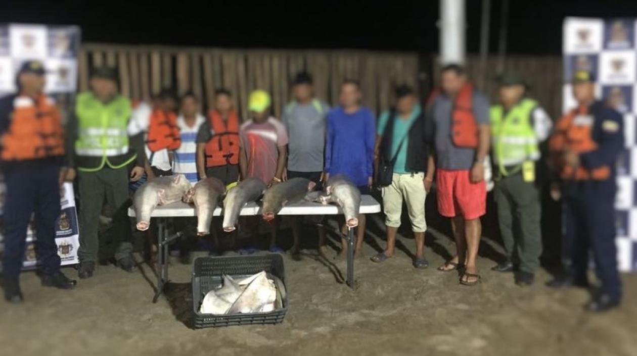 Los 8 capturados por pesca en zona prohibida.