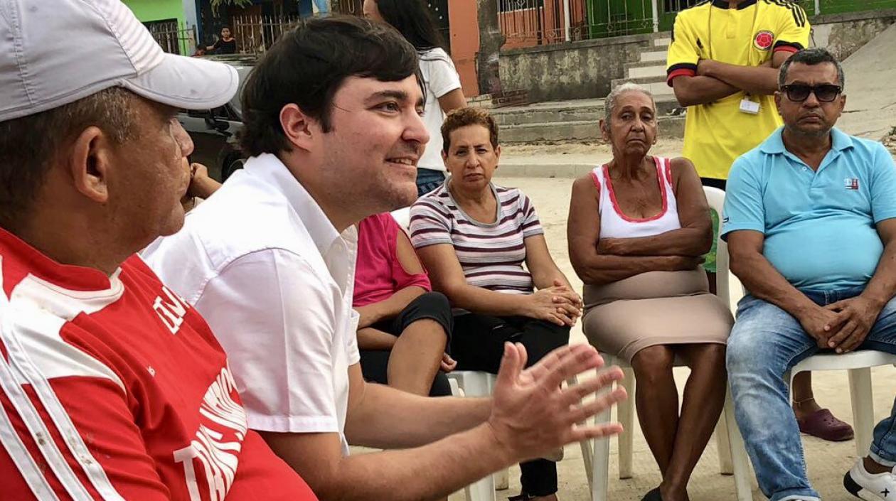 Jaime Pumarejo con simpatizantes en el barrio Carrizal.