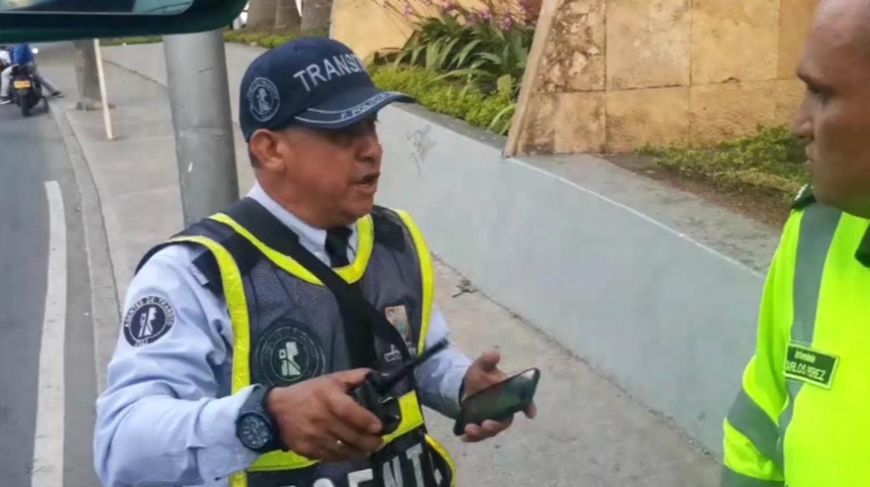 El regulador discutiendo con policías de tránsito que prestaban seguridad al equipo.