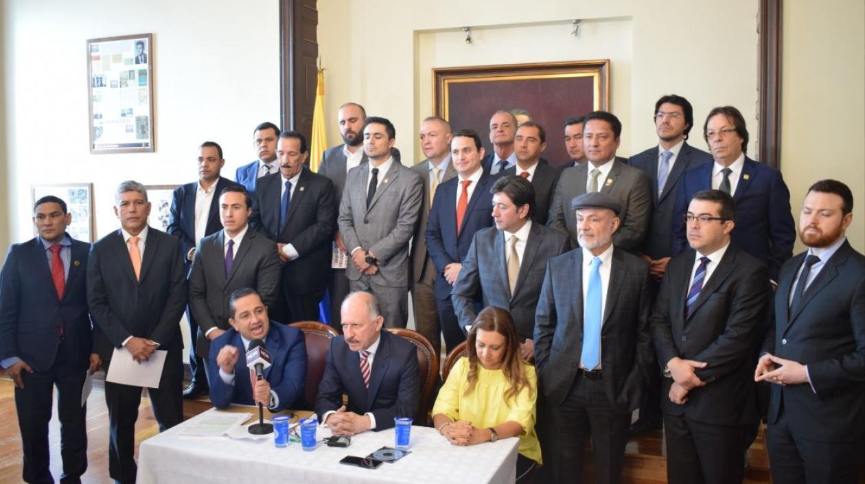 La bancada de Cambio Radical en la presentación del proyecto de ley en el Senado.