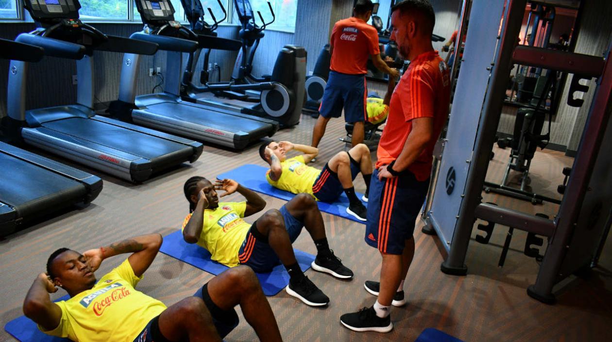 Jugadores de Colombia hacen trabajos de gimnasio. 