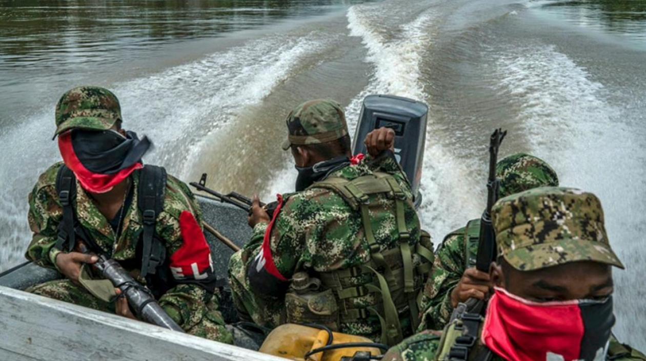 Guerrilleros del ELN en desplazamiento.