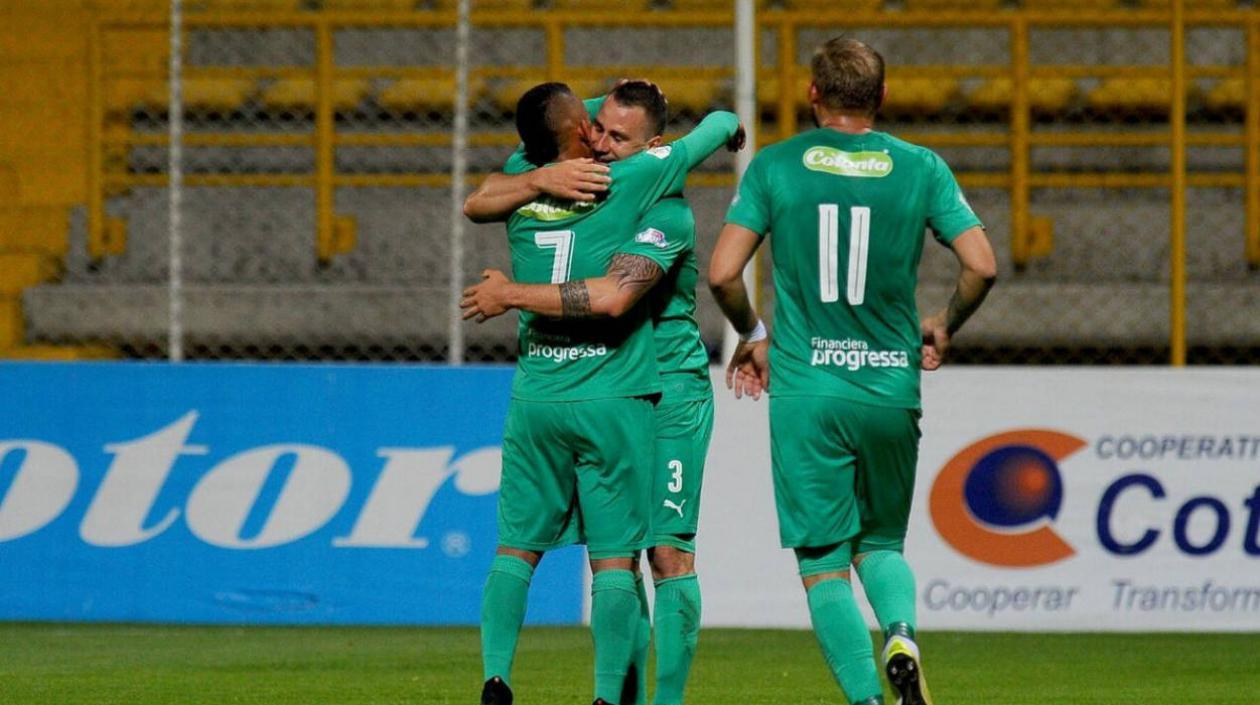 Jugadores de La Equidad celebran una notación. 