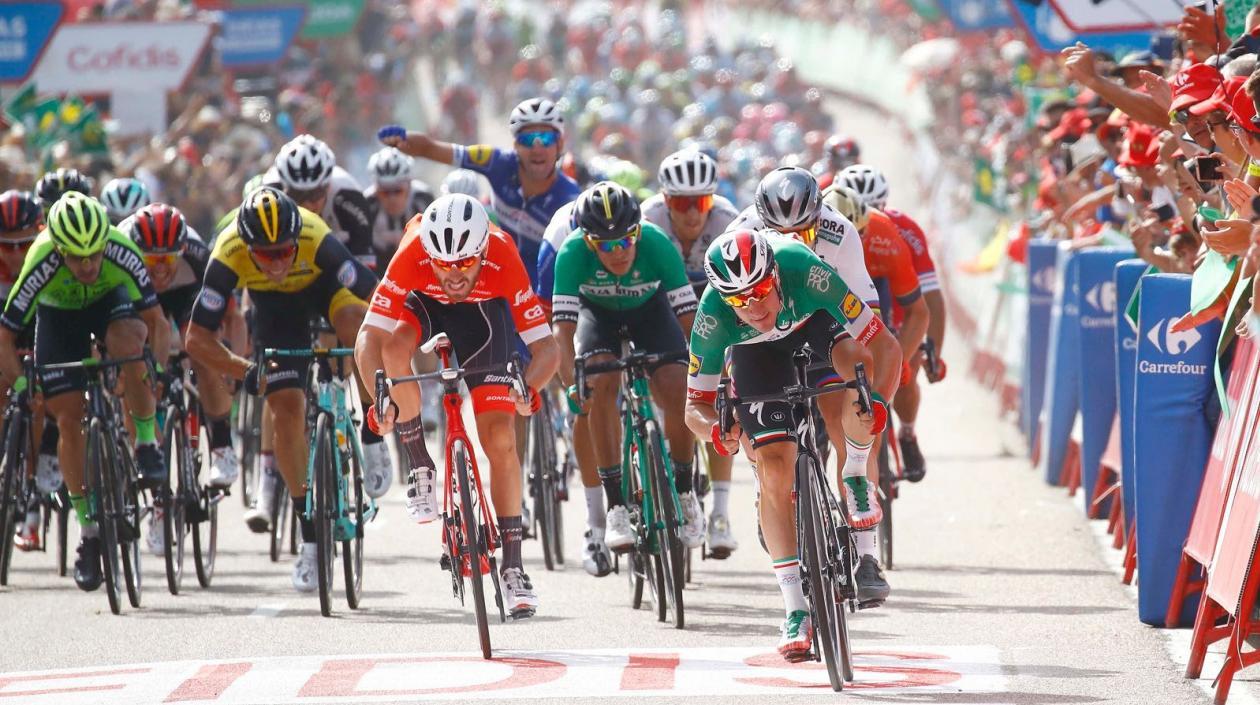 Nelsson Soto entre los italianos Giacomo Nizzolo y Elia Viviani. 