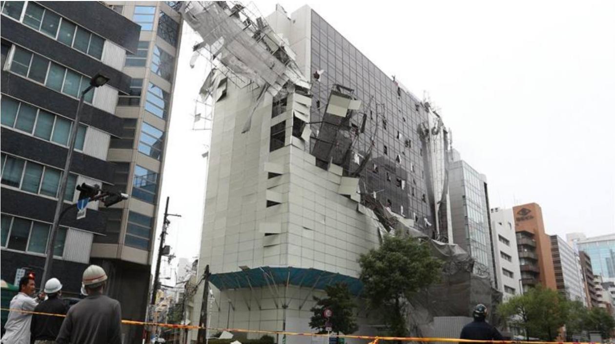 Las rachas de viento arrancaron fragmentos de techos y de fachadas de numerosos edificios.