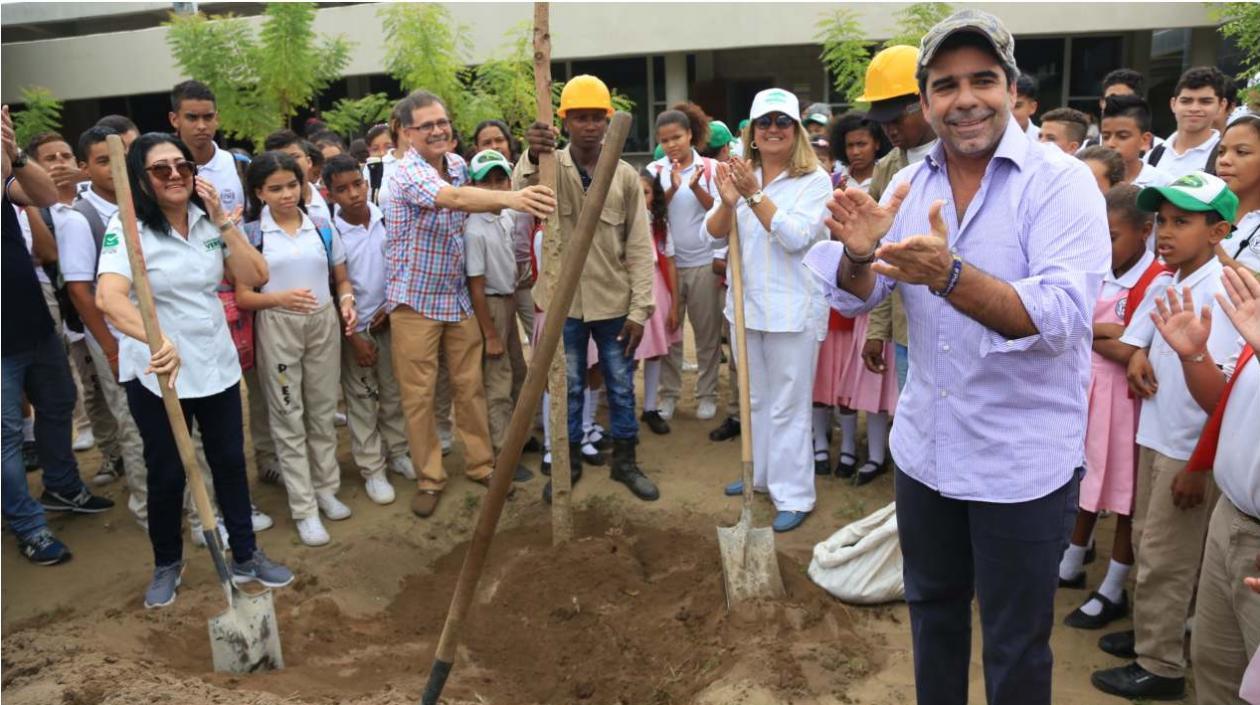Alcalde Alejandro Char en el colegio Pies Descalzos sembró un árbol.