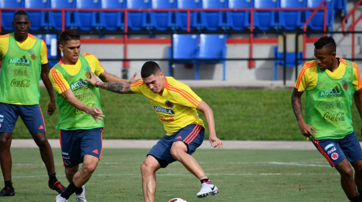 Juan Fernando Quintero maneja la bola ante la marca de Gustavo Cuéllar y Sebastián Villa. 