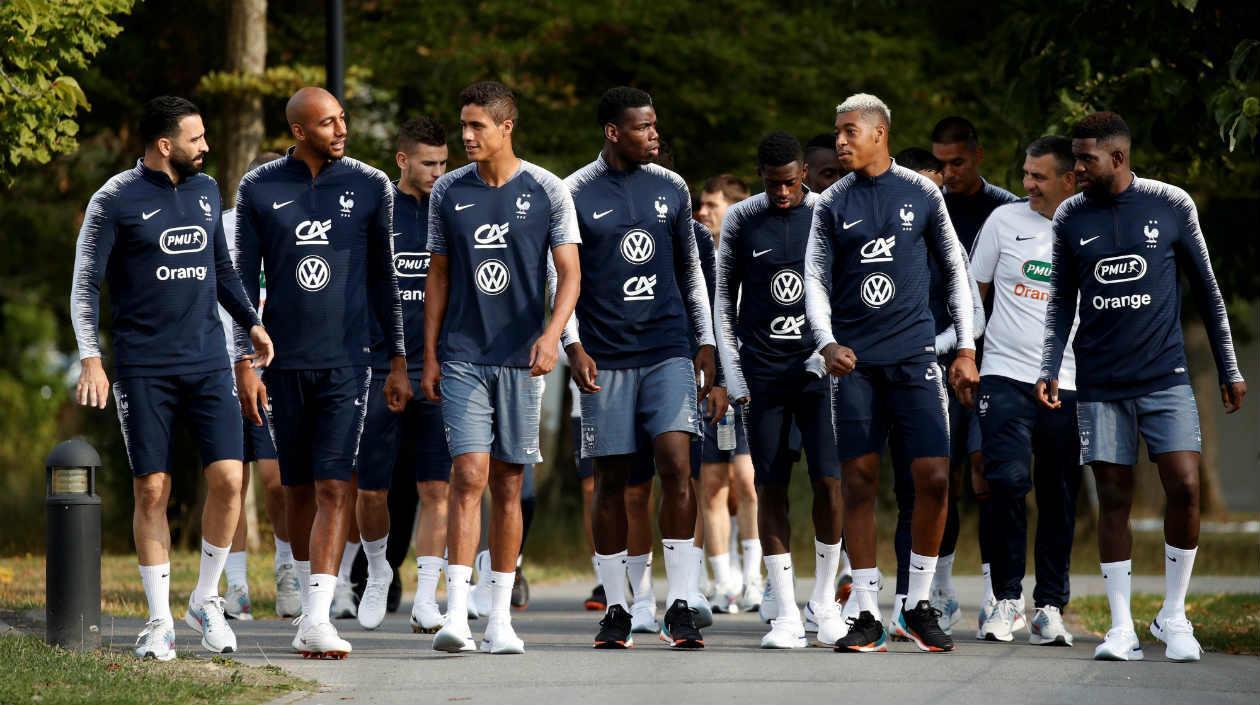Jugadores de la Selección Francia salen a un entrenamiento. 