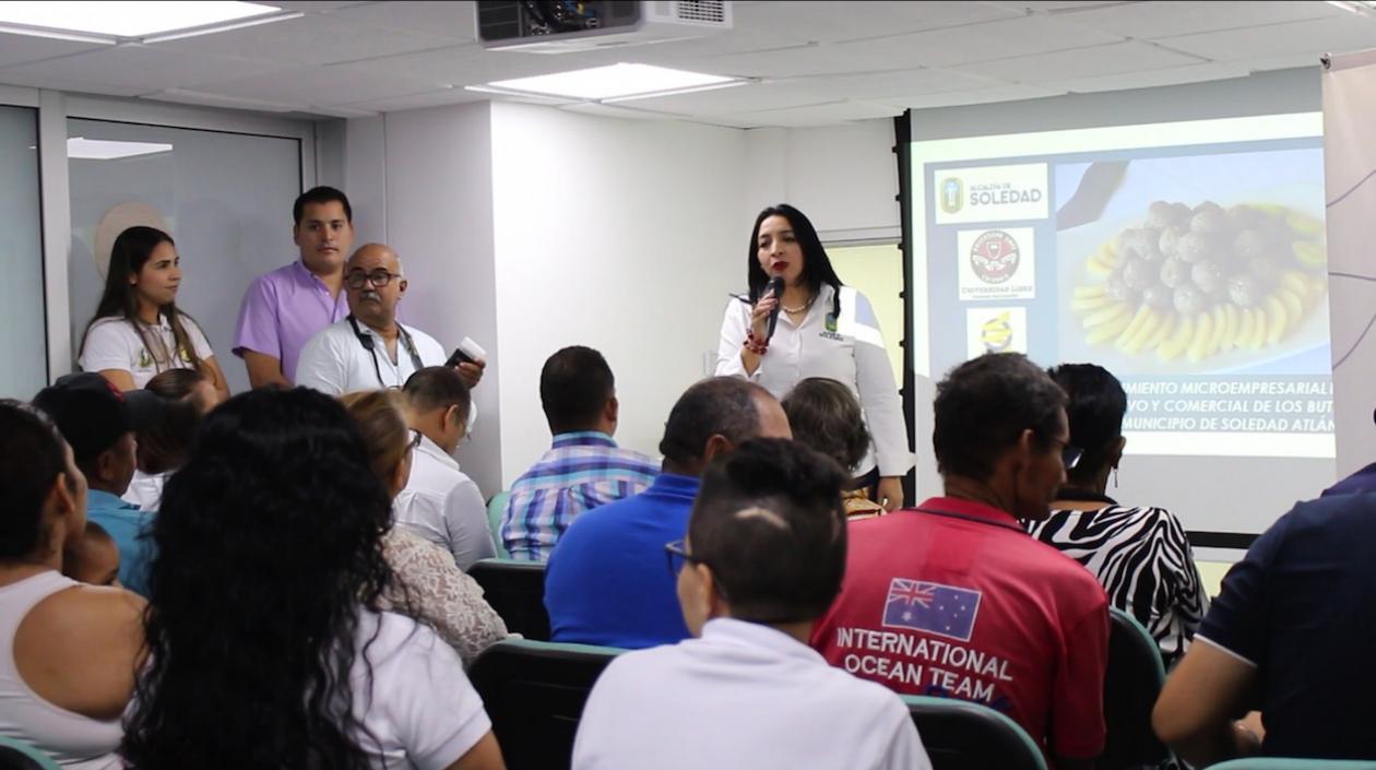 La Directora la Oficina de Competitividad, Claudia Arenas, durante el taller.