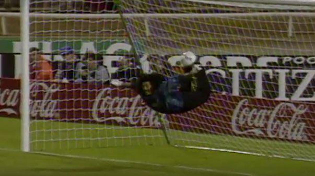 Momento exacto del 'Escorpión' de René Higuita. 