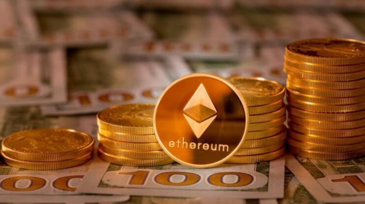 Los delincuentes transfirieron 1,8 millones de dólares en criptomonedas de la víctima a sus cuentas personales.