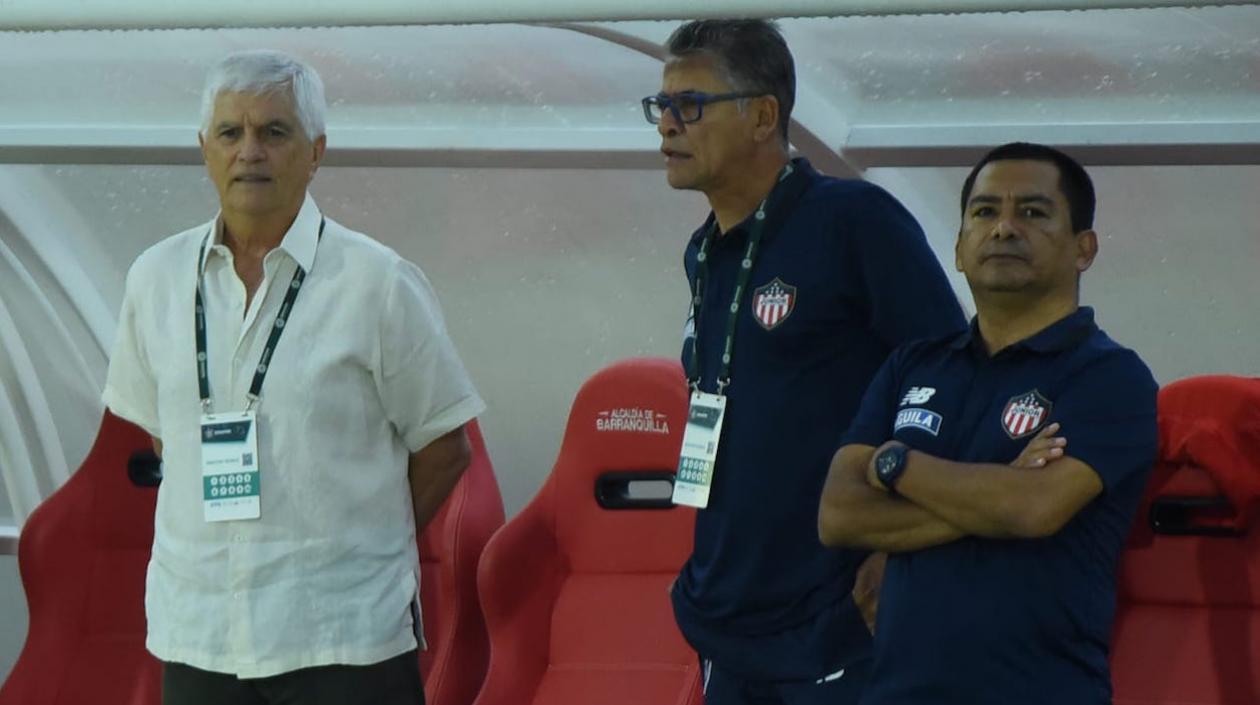 Julio Comesaña con su cuerpo técnico.