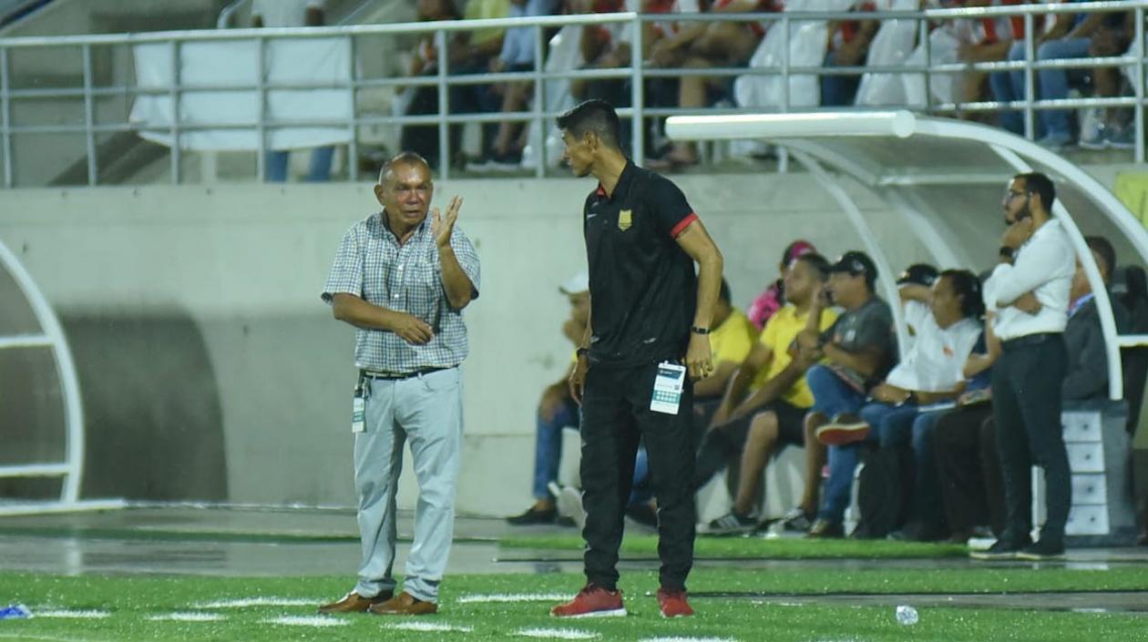 Jorge Luis Bernal (izquierda), DT de Rionegro Águilas Doradas.