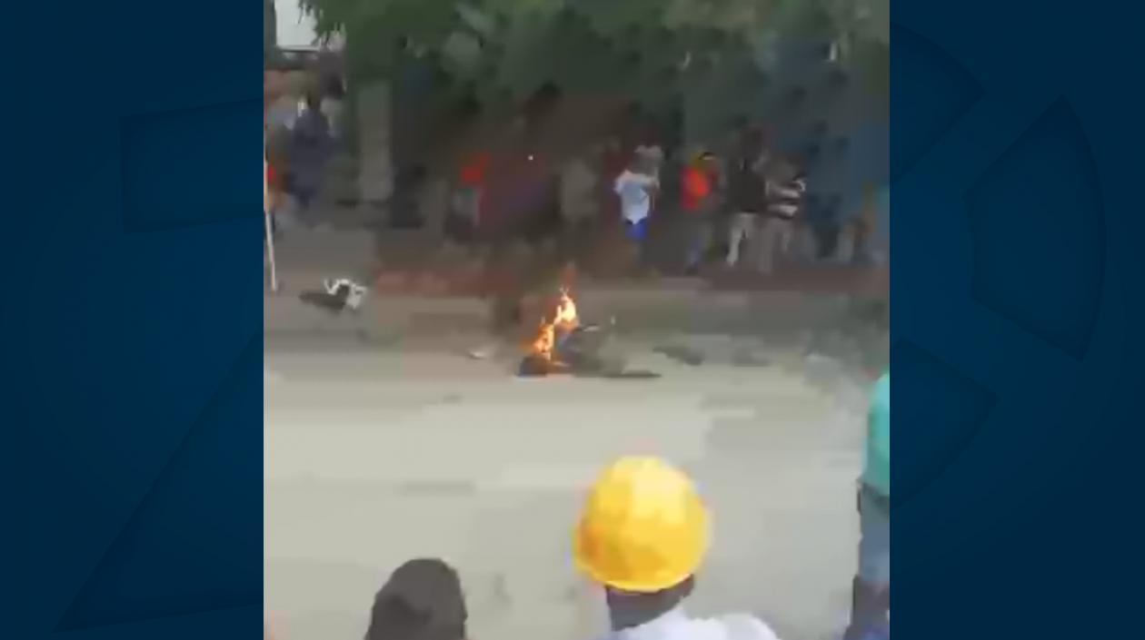 Moto quemada en el barrio Las Palmas.
