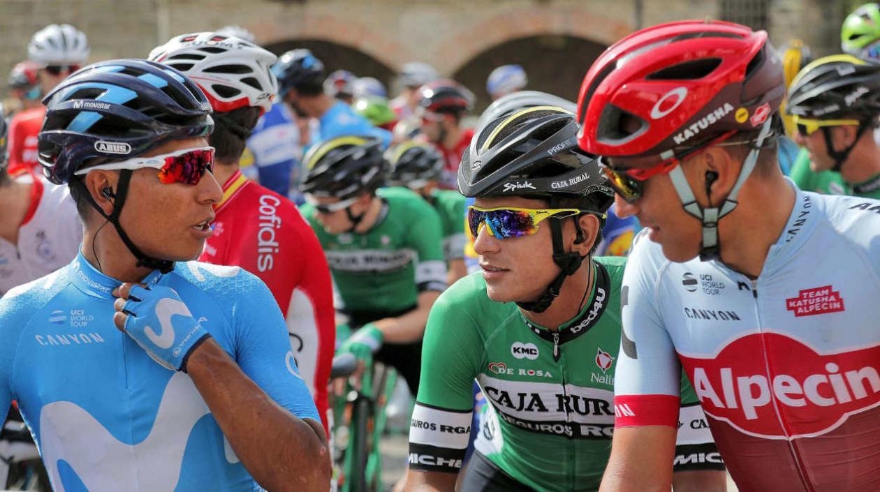 Nairo Quintana conversa con Nelson Soto y Jonathan Restrepo. 
