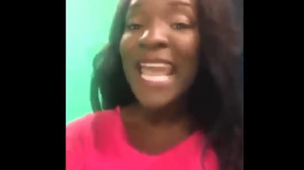 Cécile Djunga, presentadora de la televisión pública belga "RTBF".