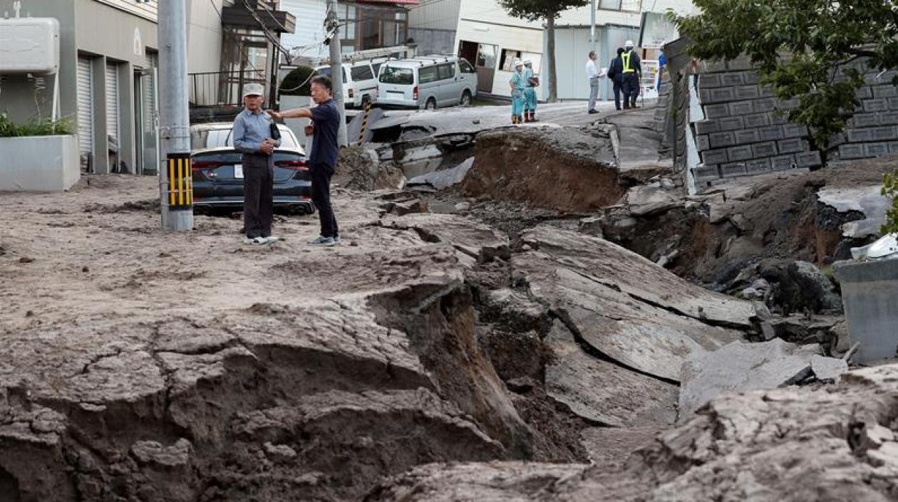 Residentes inspeccionan los graves daños en una calle de Sapporo tras el terremoto de 6,7 grados que sacudió esta madrugada la isla japonesa de Hokkaido, al norte de Japón.