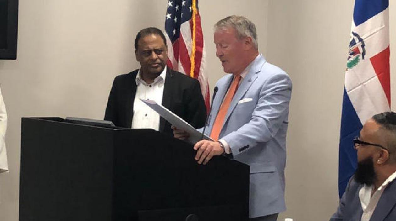 El alcalde Buddy Dyer y el intérprete Wilfrido Vargas.