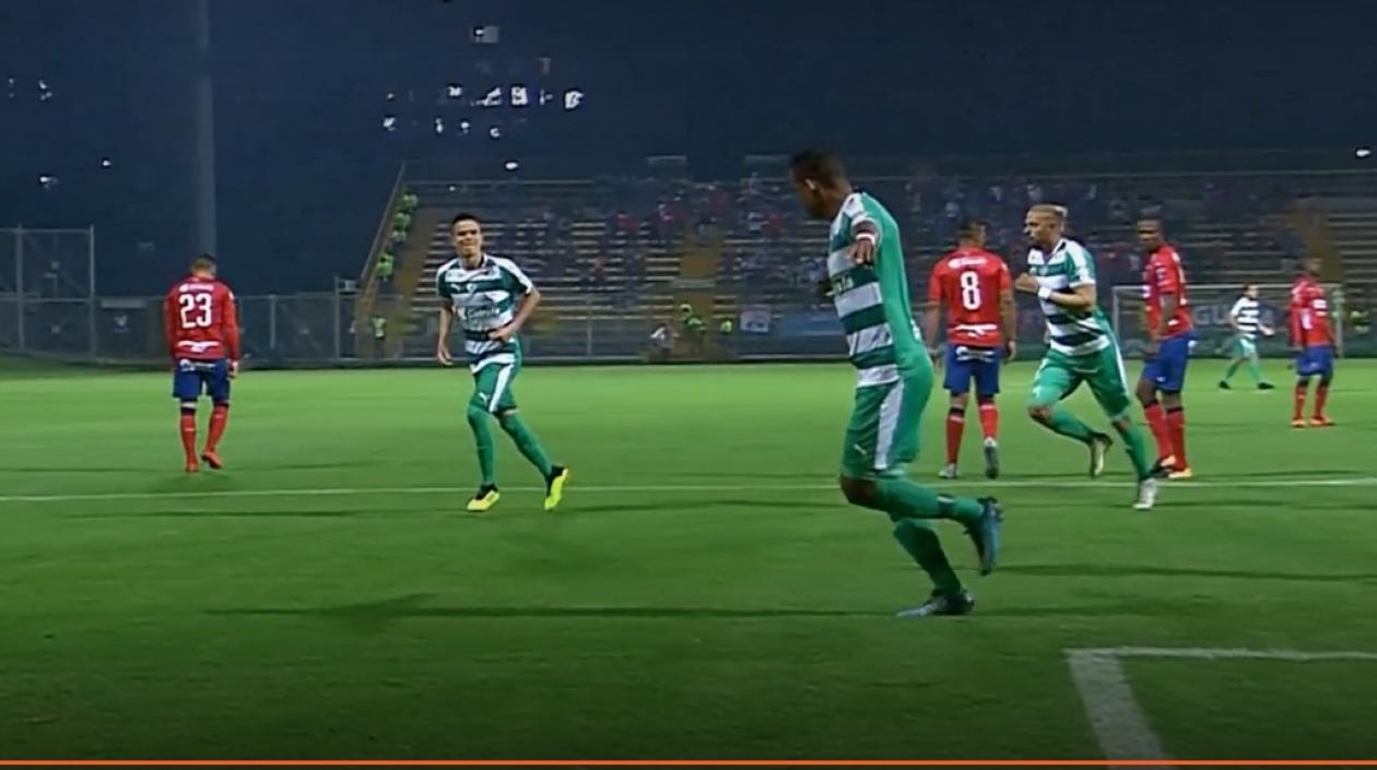 Carlos Peralta celebra el gol del empate de los "aseguradores".