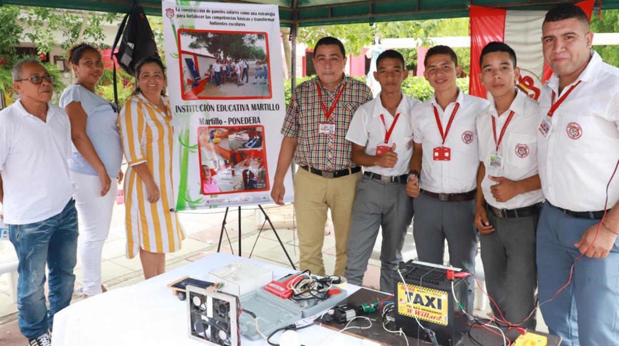 Estudiantes y profesores ganadores de la Institución Educativa Martillo. 